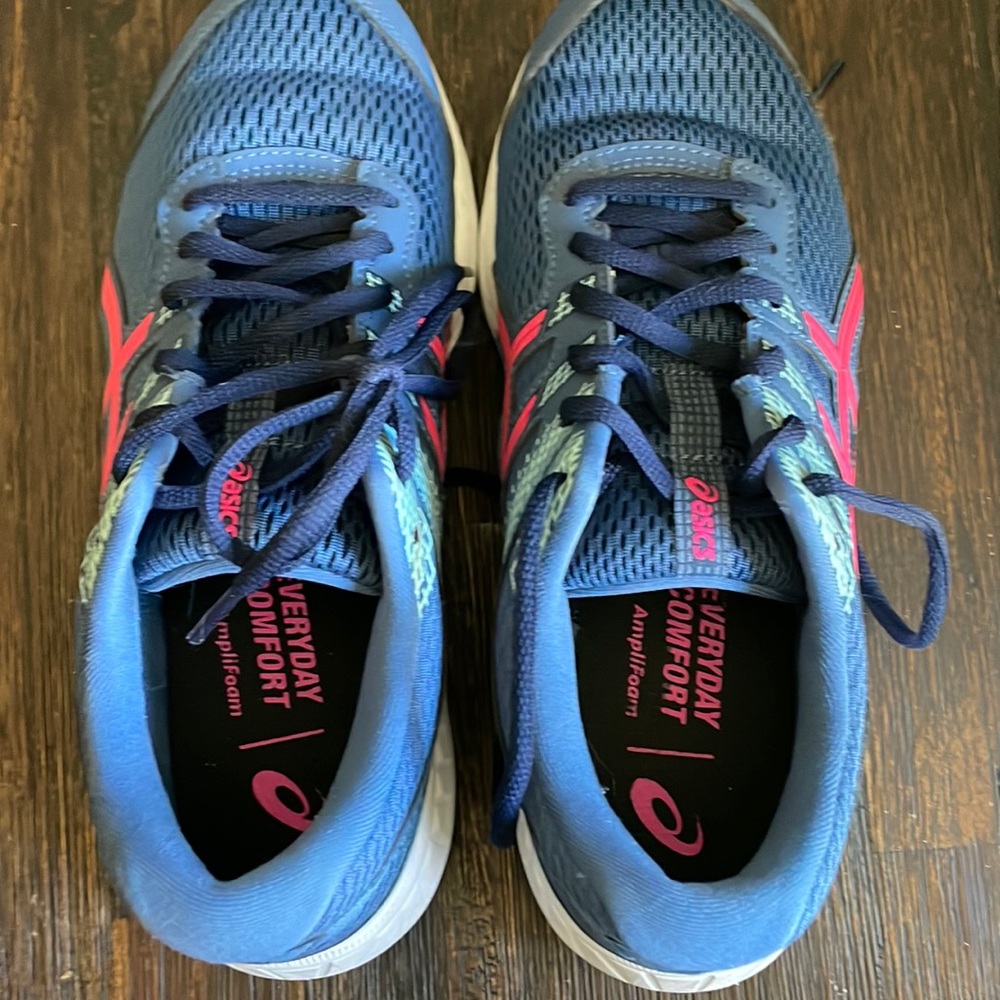 ASICS Gel trainers model 1012A571 size 8 lightly used